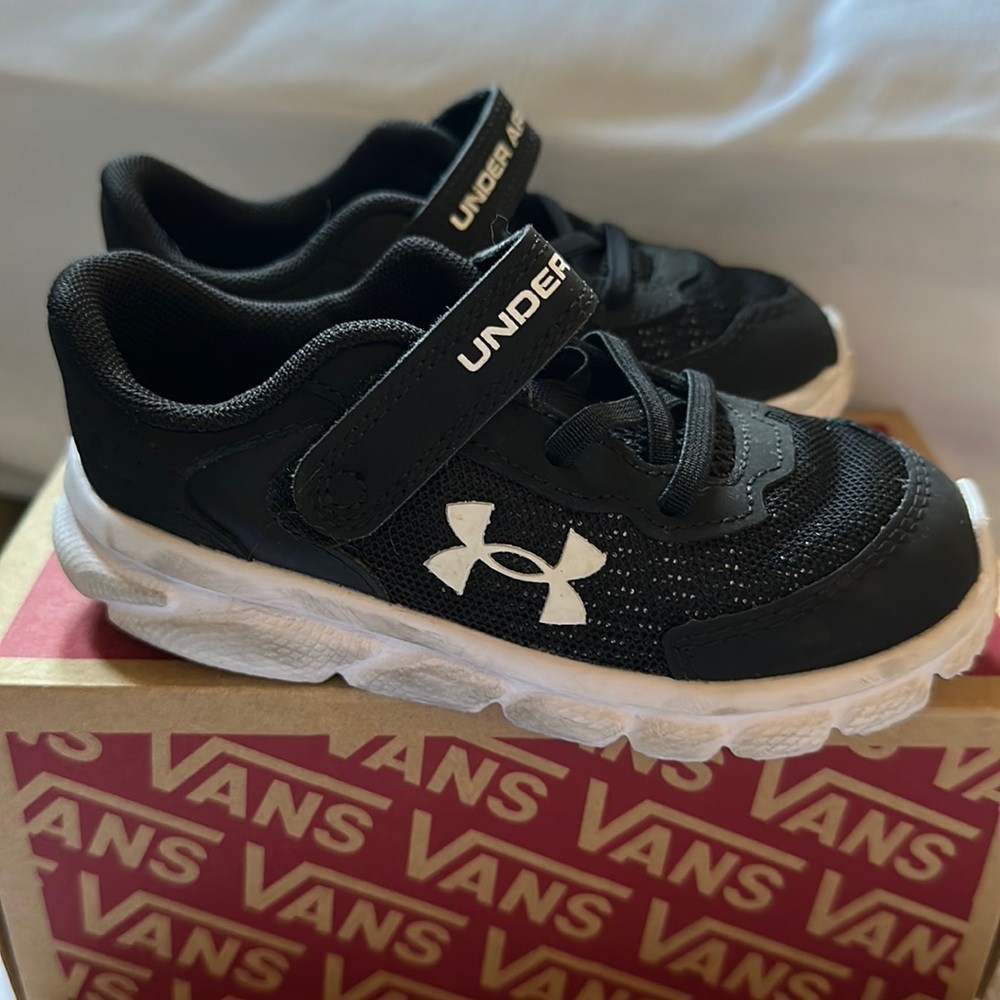 Under Armour size 8k shoes